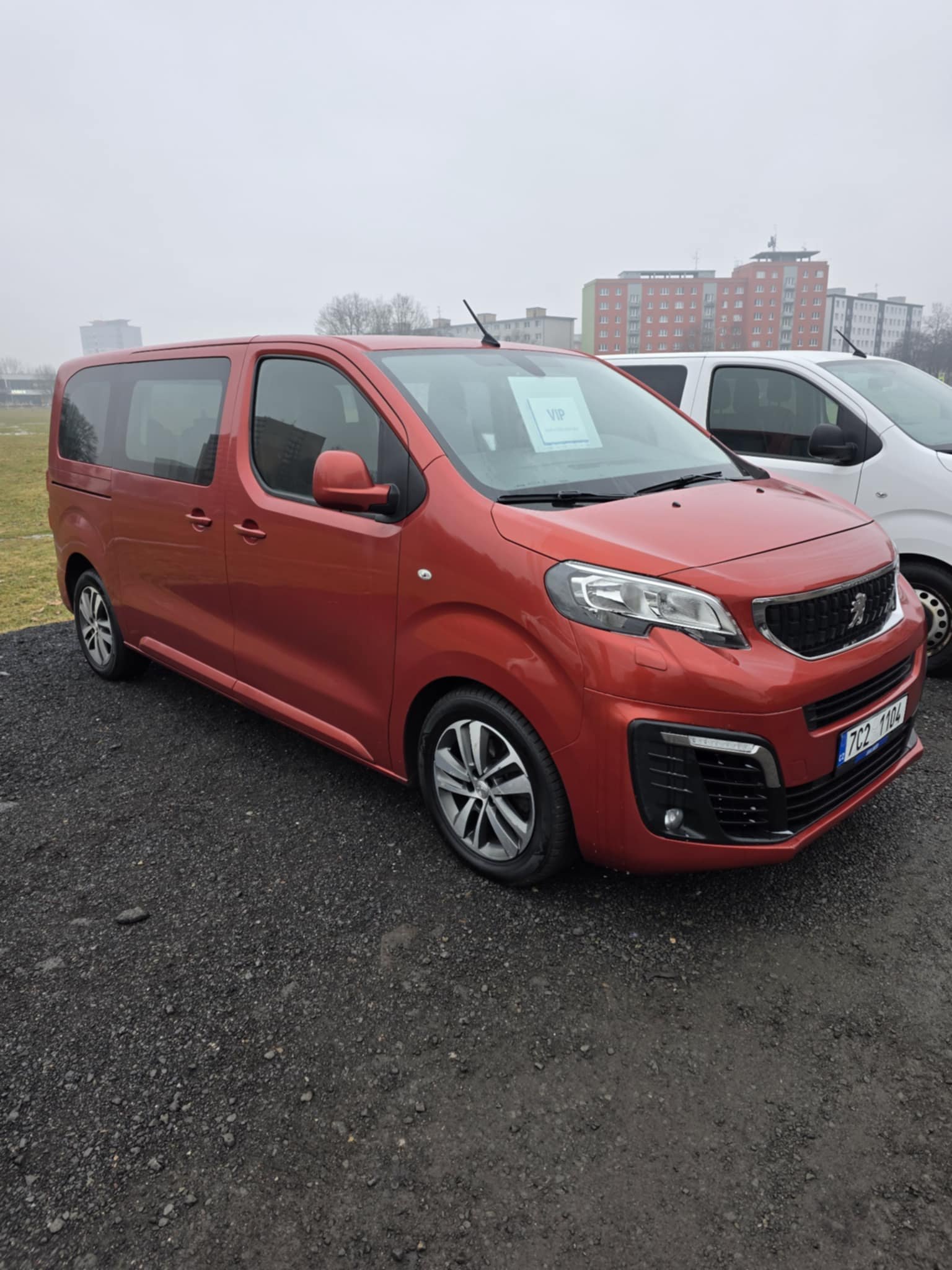 peugeot_expert_cerveny_pronajem